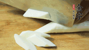 生姜刮去皮切成片，山藥去皮洗凈切成小塊備用。（山藥建議選擇軟糯的鐵棍山藥，口感上更好喲~）