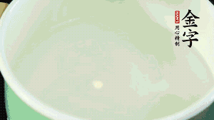 鍋中盛涼水，放入汆燙好的鴿子、火腿片、生姜片。