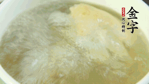 待湯水滾開(kāi)后，再加入山藥塊，以料酒調(diào)味。