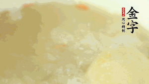 然后再放紅棗、枸杞，調(diào)和湯品味道，小火燉煮1小時(shí)。