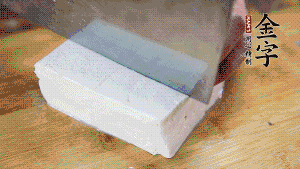 豆腐切成小塊，臘肉切成薄片，辣椒切成小圈。