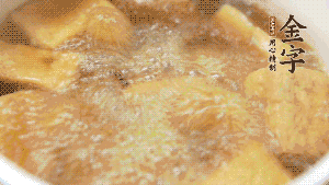 另起一個(gè)湯鍋，倒入適量清水，加入炸好的豆腐塊。待水沸騰后，加入臘肉，用生抽、料酒、火腿高湯調(diào)味。燉煮至臘肉熟透，加辣椒圈增加點(diǎn)辣味。（調(diào)料可以根據(jù)個(gè)人口味適當(dāng)調(diào)整，火腿高湯能夠讓湯汁更加層次豐富。）