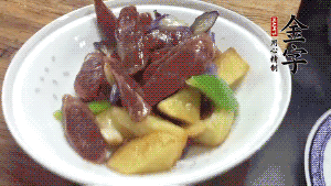 加少量生抽、鹽、糖、雞精調(diào)味，炒熟出鍋即可。