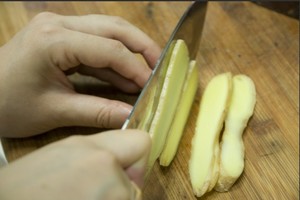 火腿切片，生姜切片。