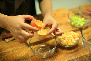 雞蛋蛋白和蛋黃分開(kāi)，把蛋黃打散。