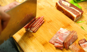 將火腿清洗后切成絲備用。