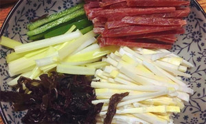 黑木耳泡發(fā)，黑木耳、韭黃、雷筍、青椒切成絲。