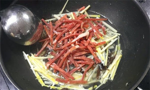 火腿絲、筍絲、黑木耳絲汆水后，瀝干。