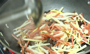 起油鍋，蒜茸煸香，倒入所有食材，加料酒翻炒至熟即可。