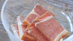 金字火腿切片溫水浸泡5分鐘。