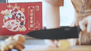 將處理好的老鴨放入冷水鍋中，丟入姜片，冷水煮沸去腥。