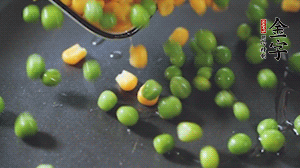 鍋7成熱時，下豌豆、玉米翻炒，再依次放醬肉、洋蔥碎、木耳碎。