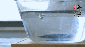 紅豆提前浸泡備用。