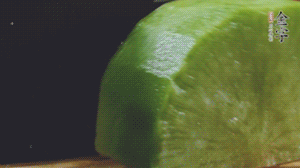 青蘿卜去皮切小塊。