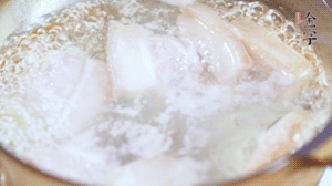 五花肉切塊，加姜片焯水備用。