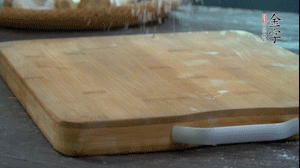 【面皮】3.案板撒點(diǎn)糯米粉，將面團(tuán)搓成均勻的小團(tuán)子。