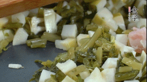 【餡料】2.鍋中油8成熱時(shí)，依次放入春筍、雪菜、淡咸肉，翻炒出香味。