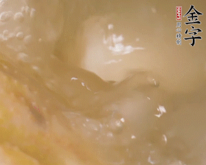 沸騰后撈出蔥結(jié)，小火燉45分鐘，加山藥再燉15分鐘。