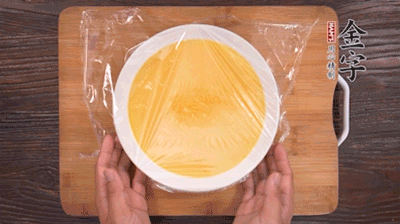 去除雞蛋液浮沫后，沸水上鍋蒸6分鐘。