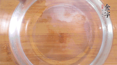 金字火腿切小片，浸泡5分鐘。