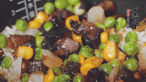 出鍋前加蠔油、生抽調(diào)味，撒點熟白芝麻即可。