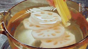 把藕和土豆焯水至八成熟，盛出瀝干水分。