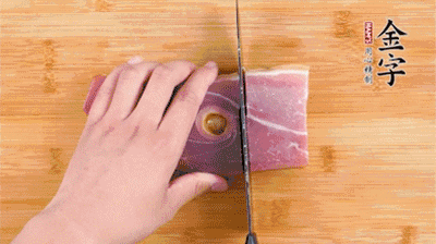 金字火腿切片，老豆腐切成塊，海鮮菇洗凈。