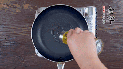 魚頭對開，洗凈瀝干。鍋中加油，把魚頭兩面煎至金黃色，期間加蔥姜，每面約需時(shí)2-3分鐘。