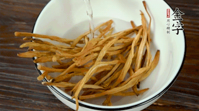 黃花菜、香菇提前泡發(fā)。黃花菜去掉硬頭，香菇切片。