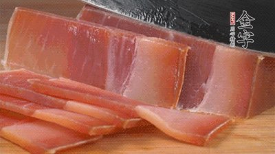 金字火腿切片，溫水浸泡5分鐘。