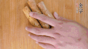 山藥去皮切斜刀塊，毛豆去外殼去膜，姜切片。