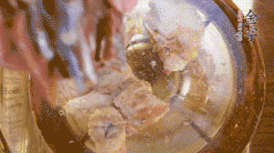 鍋中依次放姜片、排骨、火腿，加料酒、清水煮開轉(zhuǎn)小火煮30分鐘。