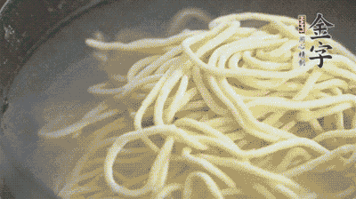 面條煮熟過(guò)涼水備用。