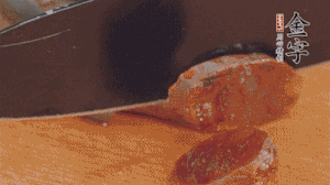 麻辣香腸蒸熟后，切片待用。