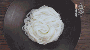 依次放入黃瓜絲、花生米、燙熟的豆芽、麻辣香腸、香菜、擺盤即可。