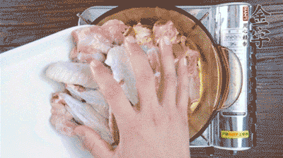 加料酒、蔥姜焯水2分鐘，清洗備用。