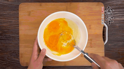 雞蛋加鹽、料酒打散后，加1.5倍溫水?dāng)嚢杈鶆颉?>
					</div>
					<span>步驟 2/5</span>
					<p>雞蛋加鹽、料酒打散后，加1.5倍溫水?dāng)嚢杈鶆颉?/p>
				</li><li>
					<div   id=