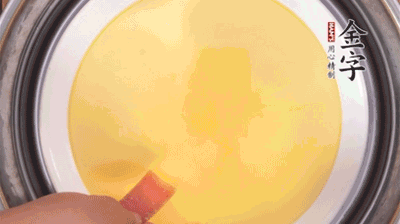 將火腿片均勻鋪上，繼續(xù)蒸6分鐘。