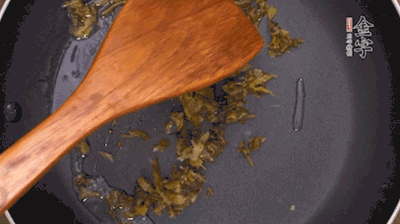 鍋中3成油溫時，下雪菜、辣椒圈翻炒40秒。