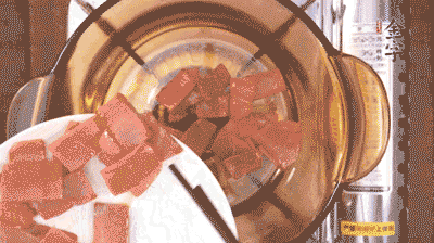 砂鍋中依次放火腿片、豆腐，大火燉開轉(zhuǎn)中小火。