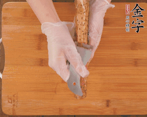 山藥去皮切滾刀塊，熱水汆燙30秒，撈出冷水浸泡。