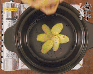 準備土砂鍋，放姜片、鴿子、火腿片、蔥結(jié)、料酒，加沒過食材多些的清水，中小火燉煮。