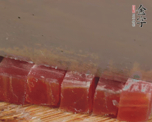 金字火腿切丁，春筍剝殼切丁，豌豆剝粒。