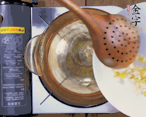 春筍丁焯水，1分鐘后加火腿丁一同汆燙1分鐘。