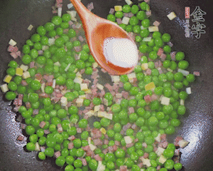 加水、料酒、鹽燒2分鐘即可。