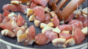【餡料】4.鍋中油8成熱時(shí)，依次放入菌菇丁、香腸丁，適當(dāng)放點(diǎn)糖調(diào)味，炒熟。