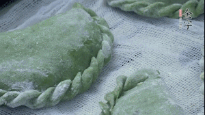 【制作】2.蒸架上墊浸濕的屜布，再放上清明果，大火蒸10~15分鐘，完成，出鍋啦！