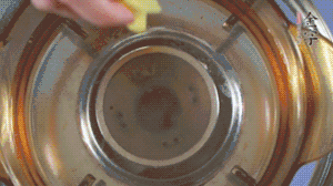 金字淡咸肉加姜片、料酒，冷水入鍋焯水。