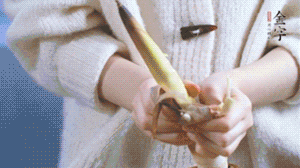 春筍切滾刀塊，加少許鹽，焯水備用。