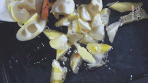 將淡咸肉、春筍、五花肉一起放入鍋中。